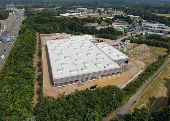 De bouw van de nieuwe productiefaciliteit in Hilden schiet lekker op: Het gebouw staat en de betonvloer in de hallen is gestort.