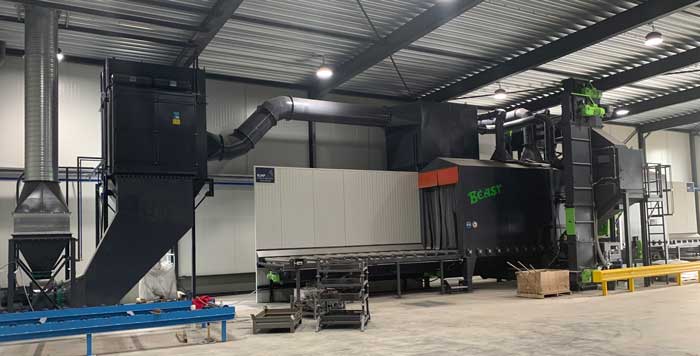 De werpstraalmachine heeft een doorvoerbreedte van 1600 mm en een voor een rollenbaan-straalmachine bijzonder hoge doorvoerhoogte van 2540 mm.