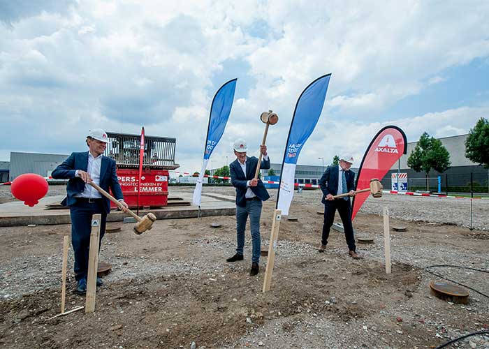 V.l.n.r. Yves Kerstens, president Axalta EMEA, Freek Boeijen, directeur van Focus Vastgoed en Ben Brink, wethouder van Tiel, slaan de eerste paal.