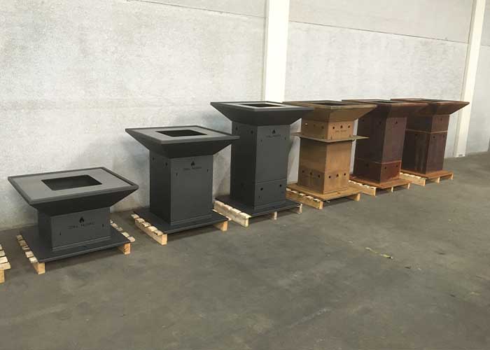 De multifunctionele vuurkorf/barbecue is modulair opgebouwd en in drie standaard uitvoeringen en drie uitstralingen verkrijgbaar: in blanke CorTen uitvoering, geroest Corten en in hittebestendige kachellak.