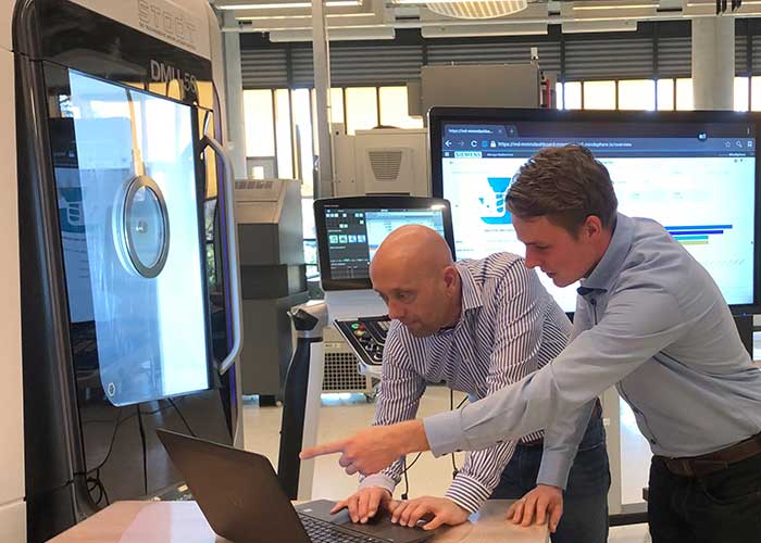 Bob Selker van STODT (links) en Hans Ouwehand van Siemens. De praktijkkennis van STODT en de technologische innovatiekracht van Siemens vullen elkaar goed aan in de ‘digitale fabriek’.