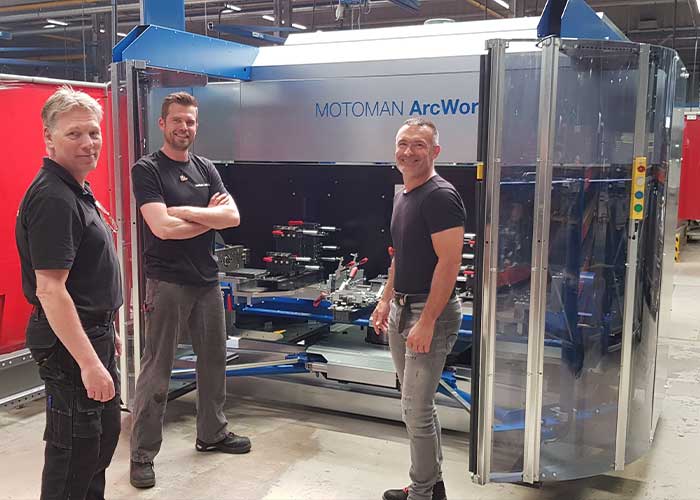 V.l.n.r. Marck Schenk, coördinator productie, Rob Haman, programmeur en operator, en Mark Spijkers, manager Operations, bij de jongste aanwinst, de ArcWorld robot lascel.