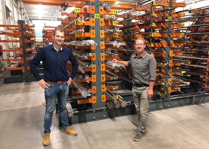Gijs van Gestel (links), sales buitendienst, en Hans Kuipers, bedrijfsleider, bij het titanium dat Matrho Metals op voorraad heeft genomen.