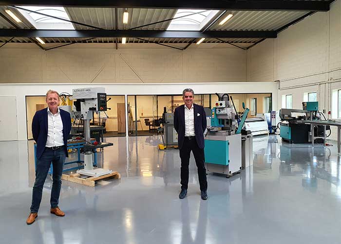 Menne Engelfriet (links) en Marco Mans in de nieuwe showroom in Moerdijk. De kleinere machines staan al demogereed opgesteld, binnenkort arriveren ook de grote machines.