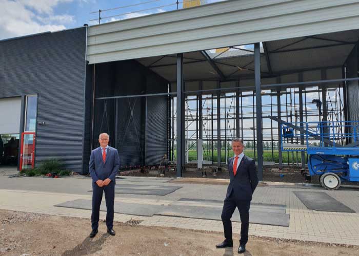 Marco de Jong (rechts) en Hans van de Meerakker bij het aanbouw zijnde Experience Center, dat ook een opleidingsfunctie krijgt. “Opleiden is superbelangrijk. Een machine in goede staat van onderhoud bediend door een getrainde en gecertificeerde operator, is productiever, levert hogere kwaliteit van de producten en werkt efficiencyverhogend.