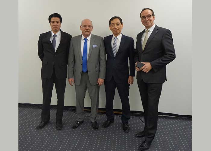 V.l.n.r. Norihito Takahashi, Managing Director OTC Daihen Europe, Peter Beike, Managing Director Lasotech, Kentaro Kaneko, Senior Vice President en Executive General Manager van Daihen Corporation en Norbert Kleinendonk, Managing Director OTC Daihen Europe.