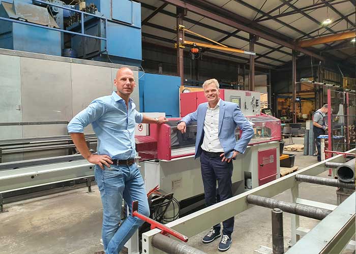 Wytze Anema van WIFO (links) en Marco Toebes van Behringer-importeur Promatt bij de nieuwe volautomatische Eisele PSU 450 M verstek-cirkelzaagmachine.