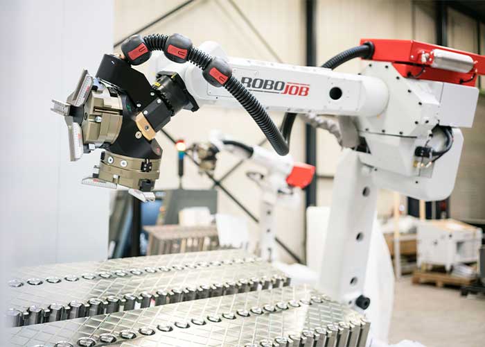 Na Duitsland kunnen ook klanten in België en Nederland hun RoboJob-automatisering nu leasen.