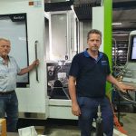 Directeur-eigenaar Han Wildenborg (links) van WIHA en werkplaatschef Stefan Mentink. “De Hartford 5A 65EF is een complete machine. Alles wat je er op wilt hebben, zit er op.”