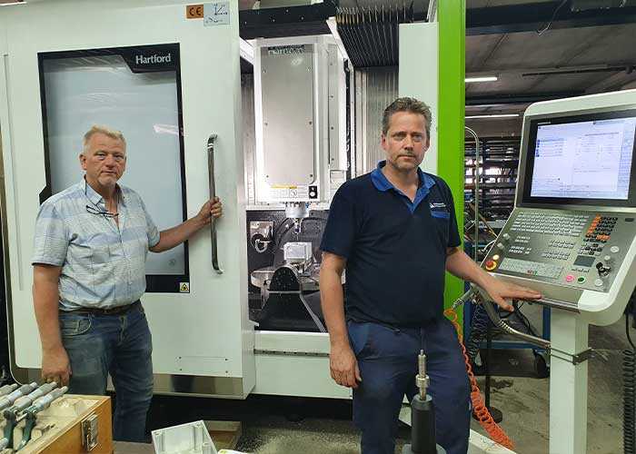 Directeur-eigenaar Han Wildenborg (links) van WIHA en werkplaatschef Stefan Mentink. “De Hartford 5A 65EF is een complete machine. Alles wat je er op wilt hebben, zit er op.”