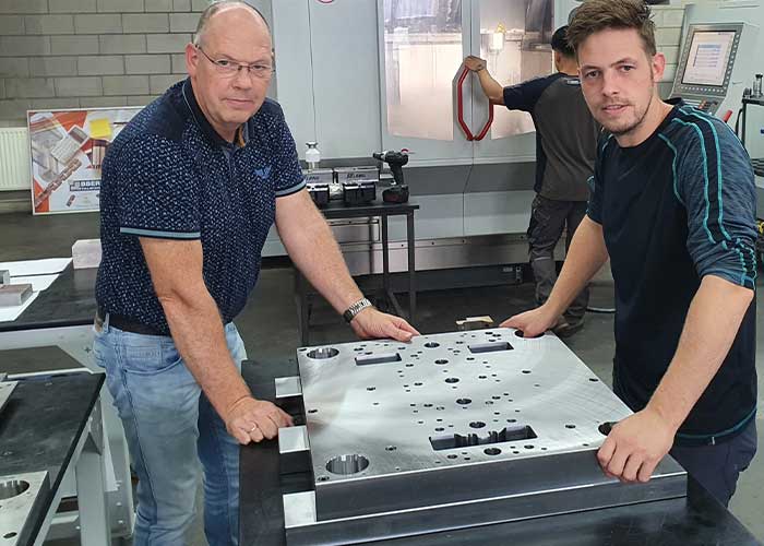 Luuk Ebbers (links) en Herralt Ebbers bij een stempel in productie. Mede door de ontwerpsoftware VISI en de programmeersoftware Edgecam worden er vrijwel geen fouten meer gemaakt en is de doorlooptijd van stempels sterk verkort - Stempelbouw