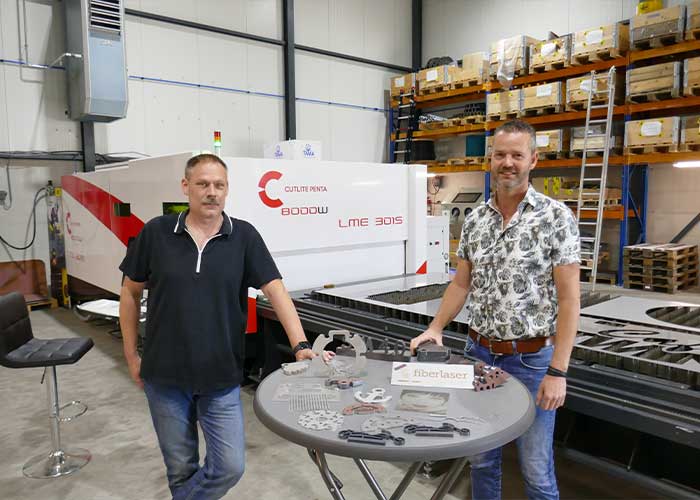 Wilko Ketelaar (links) en Jeffrey Datema bij de 8 kW fiberlaser LME van Cutlite Penta, die demogereed staat opgesteld in het nieuwe bedrijfspand van Fiber Laser Benelux in Ede.