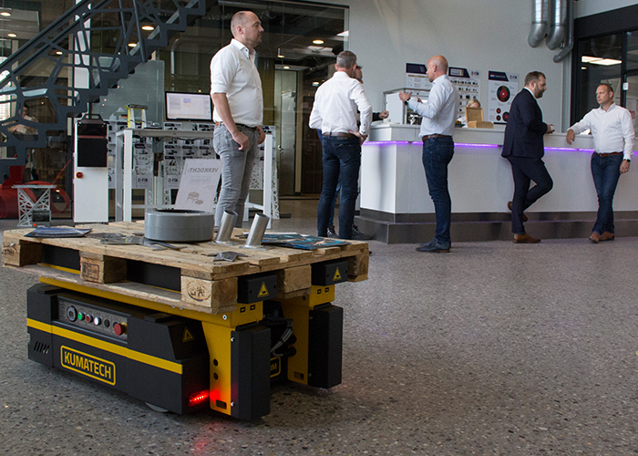 Getoond werden de Pallet Jack transport (pallets en stapelrekken), de Tractor Tom transport (pallets en wagens) en de Dual John met rollenbaan transport (bakken en kratten).