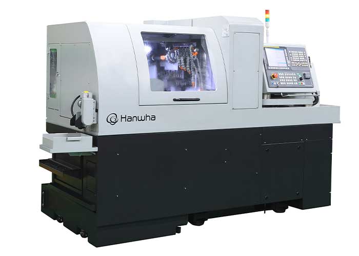 De nieuwe Hanwha XD26II-V is een langdraaimachine voor de productie van kleine complexe onderdelen.