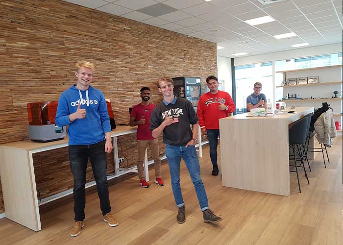 De studenten bij de 3D printers van Layertec. De cursus gaf hen een goed inzicht in de mogelijkheden van 3D printing.