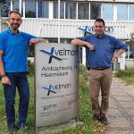 Michael Versluis (links) en Bert van der Velden bij de hoofdingang van het bedrijfspand in Heemskerk. Velmon Maintenance Piping & Construction, Velmon Service en Revisie en Stoxon Machines opereren alle drie vanuit deze locatie.