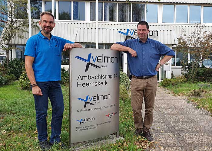 Michael Versluis (links) en Bert van der Velden bij de hoofdingang van het bedrijfspand in Heemskerk. Velmon Maintenance Piping & Construction, Velmon Service en Revisie en Stoxon Machines opereren alle drie vanuit deze locatie.