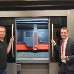 Harrie Renders (links) en Joris Meesters van Bystronic Benelux bij de nieuwe BySmart Fiber. Renders Metaal is het eerste bedrijf in de Benelux dat over dit nieuwe model van Bystronic voor het snijden van grootformaat platen van 4000x2000 mm beschikt.