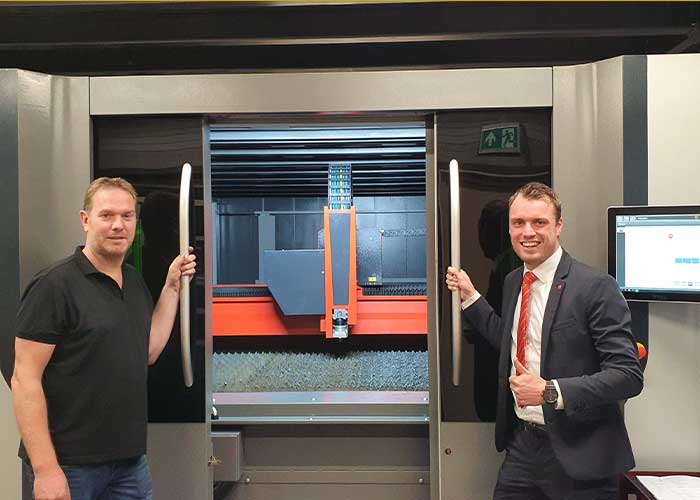 Harrie Renders (links) en Joris Meesters van Bystronic Benelux bij de nieuwe BySmart Fiber. Renders Metaal is het eerste bedrijf in de Benelux dat over dit nieuwe model van Bystronic voor het snijden van grootformaat platen van 4000x2000 mm beschikt.