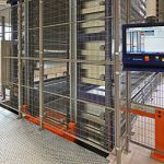 De Rooy gebruikt de ene zijde voor het inladen van het materiaal en de andere zijde voor het uitladen. Aan beide zijden zit een besturing, waardoor alles wat er in en uit het magazijn gaat, direct wordt geregistreerd.