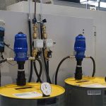 Het bijvullen gebeurt met een vooraf gemengd mengsel van water en koelemulsie.