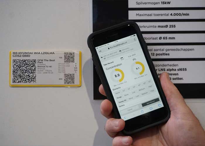 Door met de smartphone de QR-code op een machine te scannen, krijgen operators direct toegang tot de meetdata van deze machine, inclusief de veiligheidsbladen.