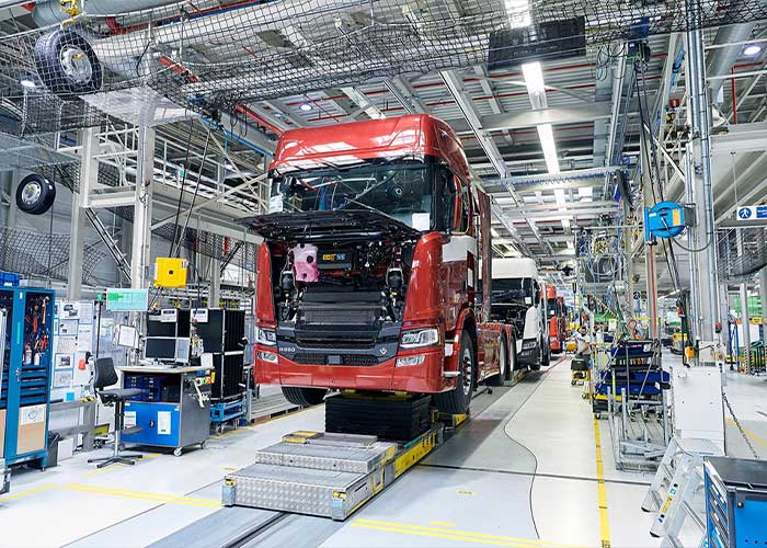 Productielijn bij Scania Production Zwolle.