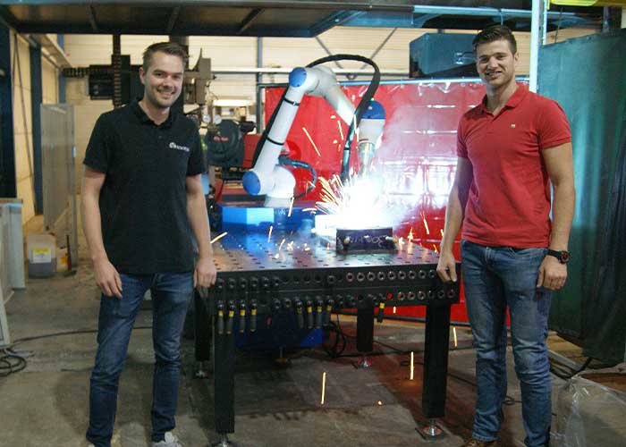 Gijs Jobse (rechts), bedrijfsleider van Claessen Staalwerken & Van Boesschoten in Breda, en Tim van Meer, technisch manager van RoboFlex, leverancier van de Weld4You Yaskawa cobotunit.