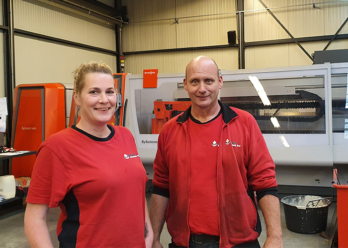 Heleen van der Linde en Jan de Roo zijn samen aan het avontuur Rolin Metaal begonnen. Heleen programmeert en bedient de lasersnijmachine, Jan concentreert zich op het laswerk.