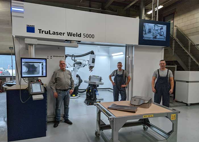 V.l.n.r.: John Bonants (Production Manager), Peter Huijs (Laserlasspecialist) en Rob van Stokkem (Laserlasspecialist) voor de nieuwe TruLaser Weld 5000 laserlasinstallatie van Trumpf. (Foto’s: NTS Hermus)