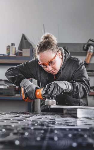 Met de ErgoGrip kan de gebruiker de machine met twee handen bedienen, waardoor deze stabiel kan worden geleid.