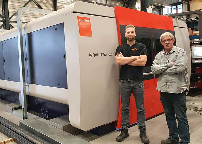 Martin Gruijters en Frans Schepers bij de Bystronic BySprint fiberlaser die is geleverd door Laser & Bending Machines.