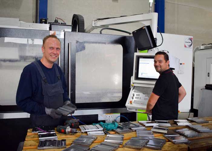 Joris Seinhorst van CNC Totaal (rechts) aan het werk op locatie bij Joop van Zanten.