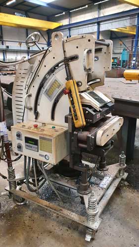 De plaatkantenfrees is een mobiel apparaat op wielen en heeft een verend onderstel. Dat is een voordeel als de plaat doorhangt. Hier past de machine zich makkelijk op aan.