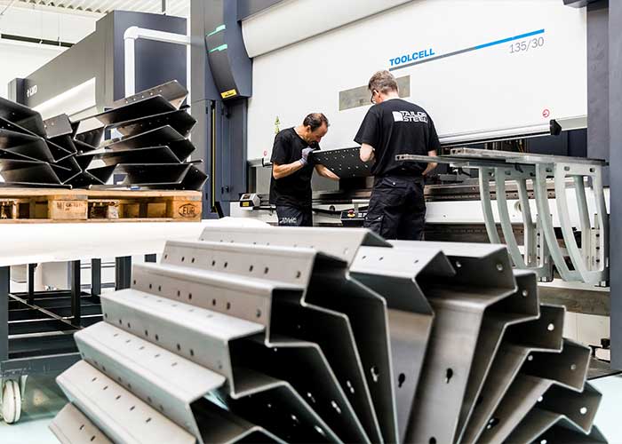 Naast op maat gesneden metalen platen en buizen levert 247TailorSteel ook kantdelen op maat. 