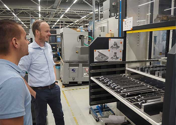 Jan-Willem van Bree en Sjoerd Waelbers in de productiehal van NTS Precision op de NTS Campus Eindhoven.
