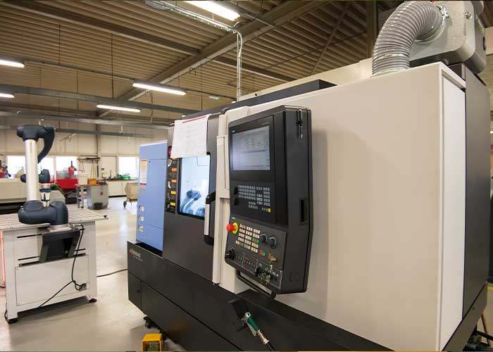 De Doosan Lynx 2100LYA is een compacte CNC-draaibank met onder andere aangedreven gereedschappen, Y-as en automatische toolsetter.