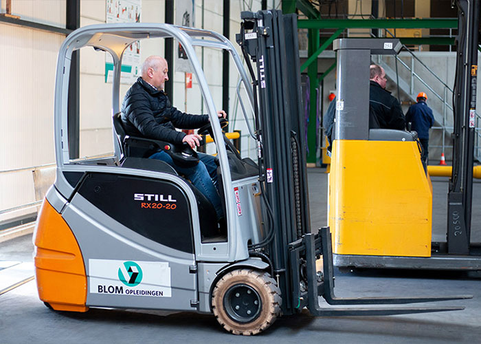 Heftruckchauffeurs zijn in Nederland gemiddeld ruim 50 jaar oud.