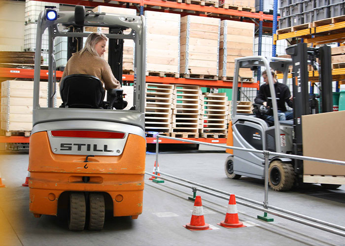 Een focus op vrouwelijke heftruckchauffeurs kan volgens Blom Transport een antwoord zijn op de krapte op de arbeidsmarkt.