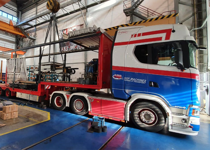 Hop Machines zet de nieuwe Scania vrachtwagencombinatie niet alleen in voor het transport van de eigen machines maar ook voor importeurs die nieuwe machines plaatsen.