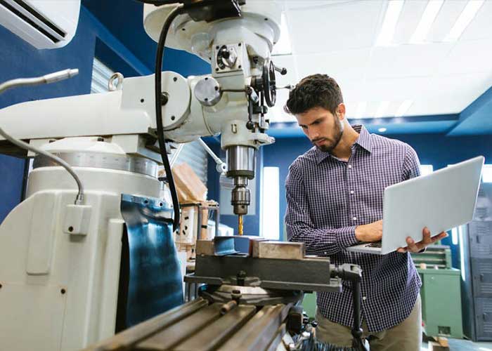 Het kabinet gaat samen met het bedrijfsleven en kennisinstellingen gericht in zetten op groei van de Nederlandse (maak)industrie.