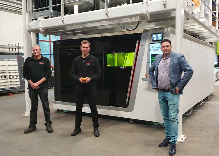 V.l.n.r. Berti Lensink en Teun Weenink van Lensink Constructie-Machines en Jurgen Kroeze van Technische Handelsonderneming Klaassen bij de 8 kW Bodor lasersnijmachine.