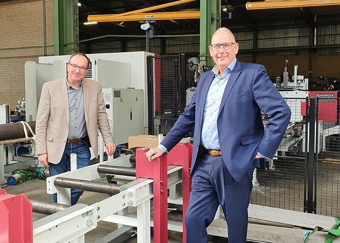 Benno Dieben van Promatt (links) en vestigingsmanager Frans Witteman bij de twee zaagautomaten. Deze machines stellen Teham Pongers in staat de kwaliteit en de leverzekerheid te bieden die de klanten verlangen.