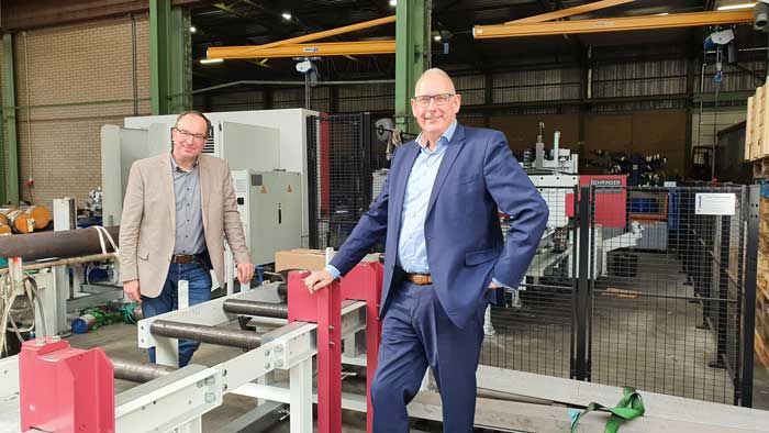 Benno Dieben van Promatt (links) en vestigingsmanager Frans Witteman bij de twee zaagautomaten. Deze machines stellen Teham Pongers in staat de kwaliteit en de leverzekerheid te bieden die de klanten verlangen.