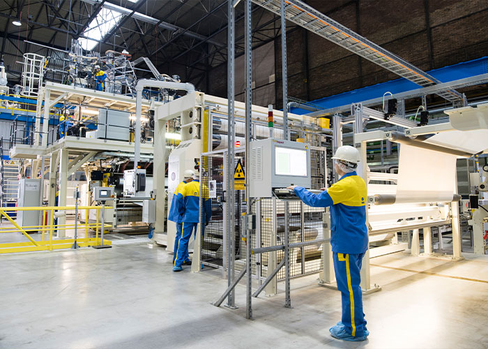 De medewerkers dragen speciale kleding om te zorgen voor een optimale hygiëne in de fabriek.