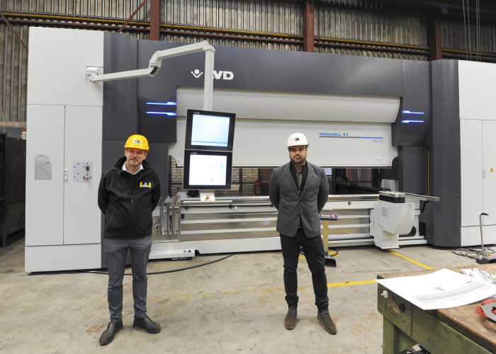 LVD heeft de eerste machine, een ToolCell XT kantbank (135 ton, 4 meter) met automatisch wisselsysteem en vergroot gereedschapsmagazijn, al geleverd. Links Henk Breman, rechts Robin Heinzmann.