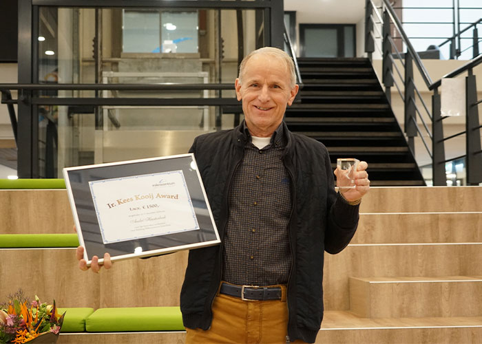 André Heesterbeek met de Kees Kooij Award 2020. Hij staat bekend als een zeer deskundig docent die de lesstof, ongeacht het niveau van de cursisten, goed weet over te brengen.