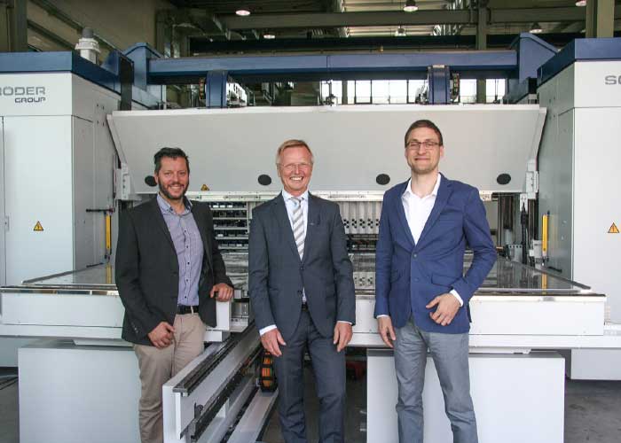 Schröder Group en WSoptics intensiveren hun samenwerking: Franz Schröder (midden), directeur Hans Schröder Maschinenbau, met Florian Sepp (links) en Christoph Weiss, de oprichters en eigenaren van WSoptics.