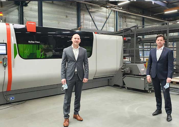 Toine van de Rijdt (links) van VD Leegte Metaal en Erik Metternich van Bystronic bij de 12 kW fiberlasersnijmachine met geautomatiseerd uitsorteersysteem.