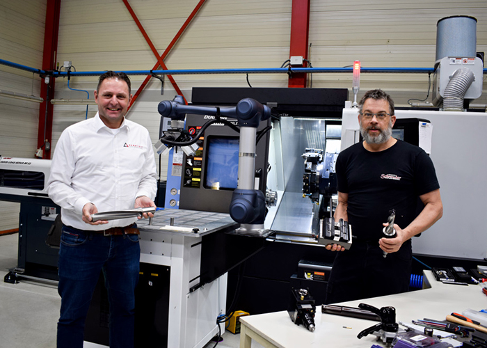 Jordy Pieper (l) en Dennis Schreuder voor de nieuwe Doosan Lynx 2100LSY CNC-draaimachine met cobot-automatisering.